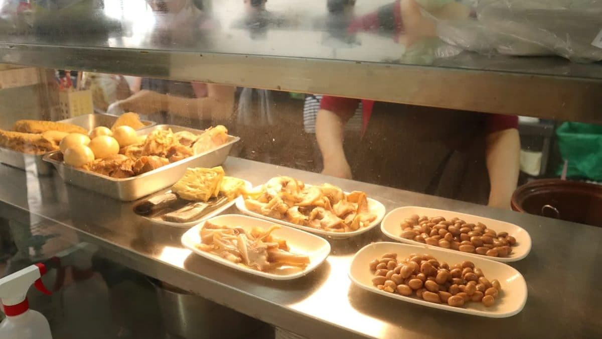 小餐櫃裡的滷味和小菜，要什麼可以直接跟店員說。（圖片來源：艾瑞絲の吃貨日常）