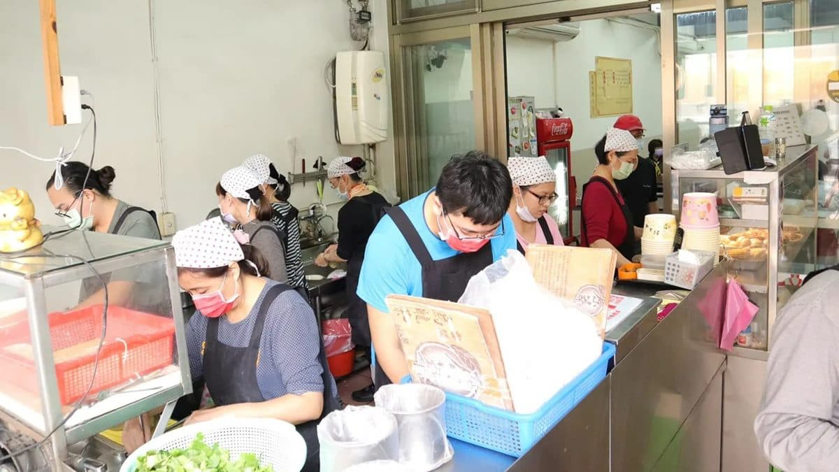 生意超級好，店員的手沒有停過。（圖片來源：艾瑞絲の吃貨日常）