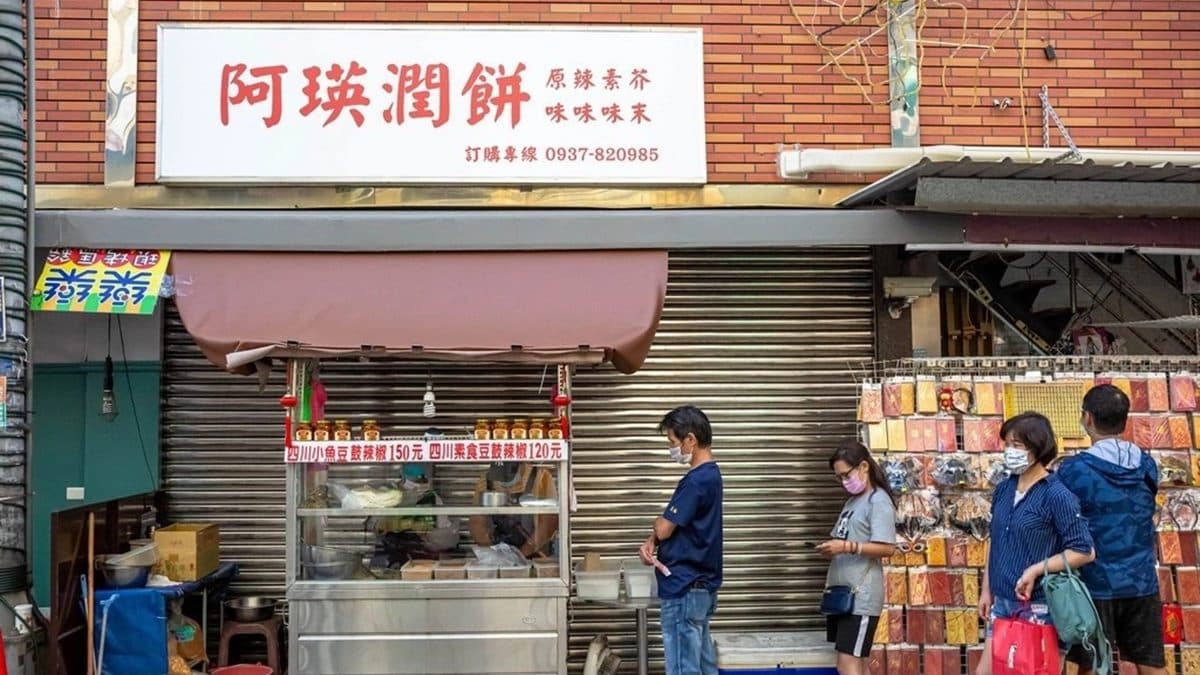「阿瑛潤餅」就位於新竹城隍廟附近， 「西大發包子」旁邊的巷弄中。（圖片來源：愛伯特吃喝玩樂全記錄）