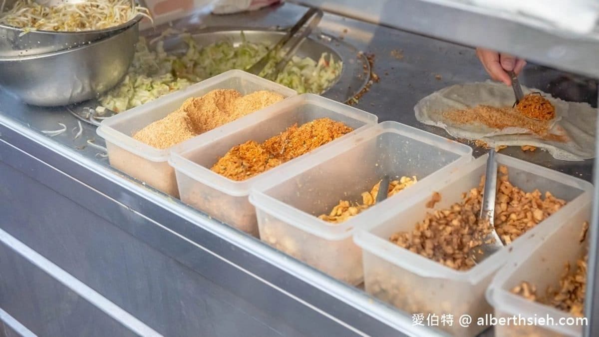 餡料有炒高麗菜、豆芽菜、豆乾、素鬆、香菇菜脯、蛋酥以及花生粉。（圖片來源：愛伯特吃喝玩樂全記錄）