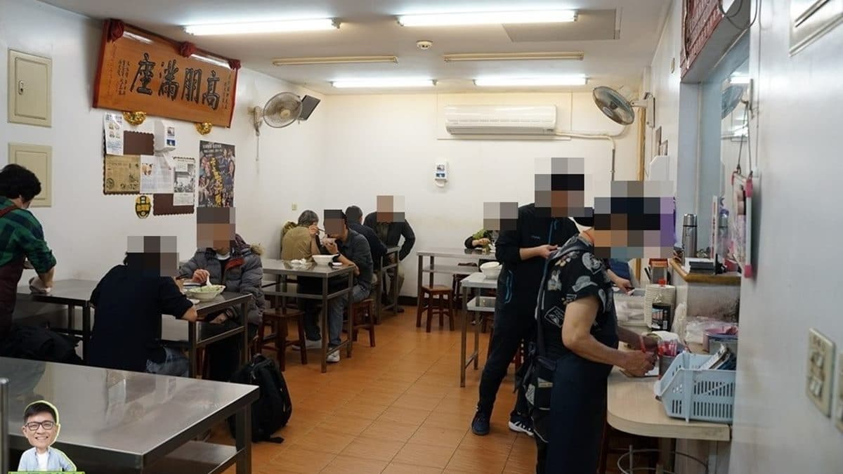 內用空間不大，人多可能就需要併桌。（圖片來源：阿輝的美食生活）