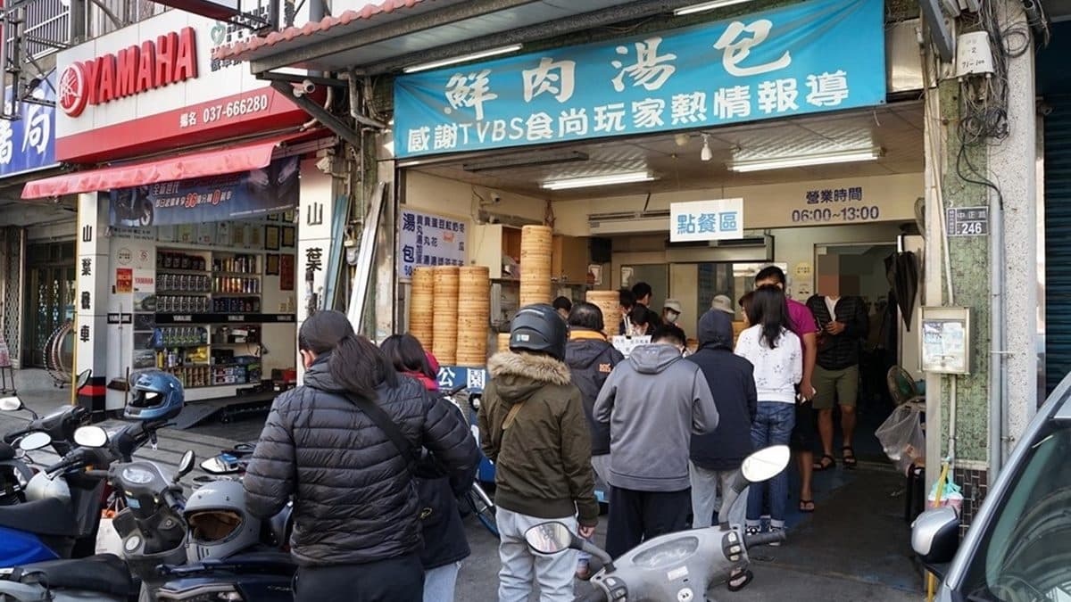 假日早晨生意特別好，門口總是大排長龍。（圖片來源：跟著踢小米吃喝玩樂趣）