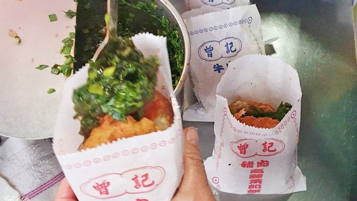 裝袋之後會在餡餅中間剪１個開口，完全沒在手軟地一直加料耶！（圖片來源：Yuki‘s Life）