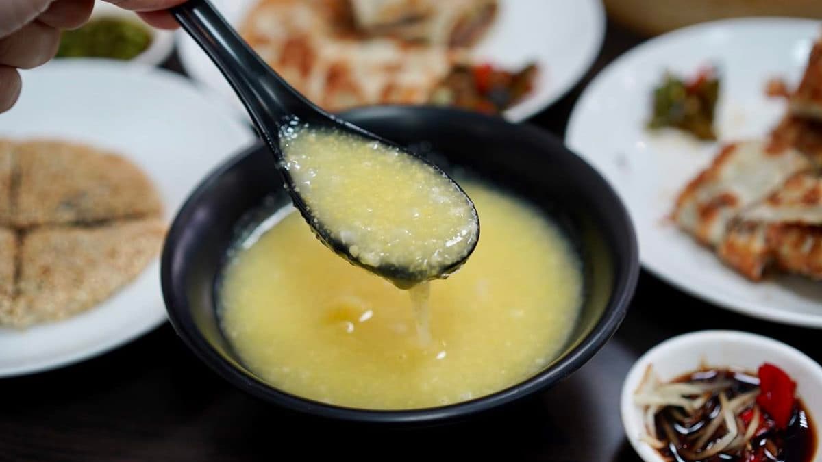 內用或外帶點大捲餅皆會附贈小米粥，活動時間以店家公告為主。（圖片來源：阿華田的美食日記）