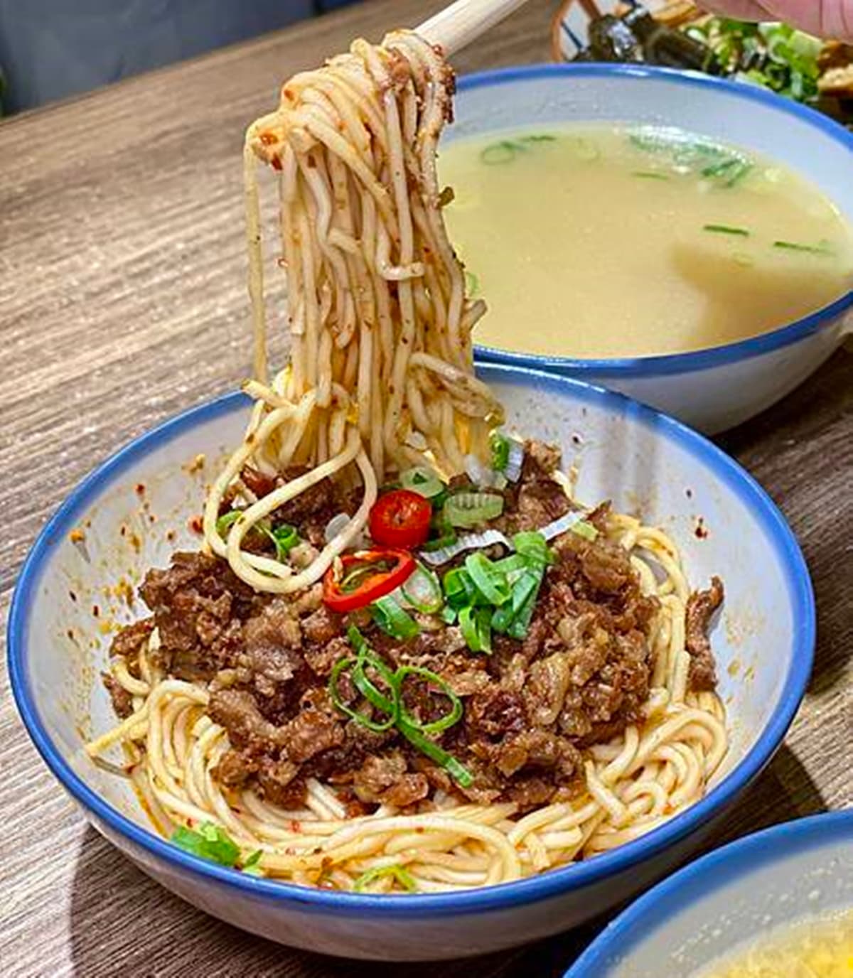好吃到周董也朝聖！「台北第一蝦仁飯」暴紅吃法必搭半熟蛋，用餐人潮天天滿