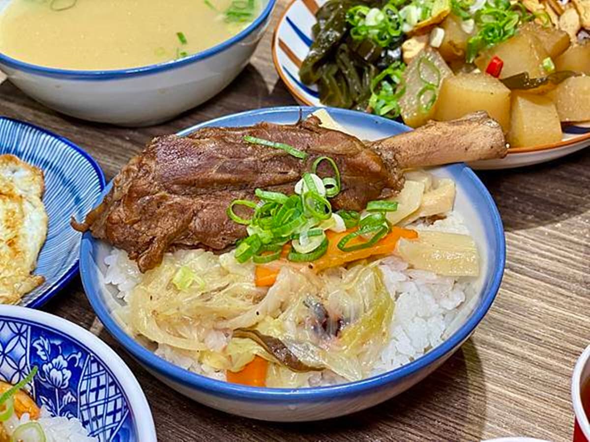 好吃到周董也朝聖！「台北第一蝦仁飯」暴紅吃法必搭半熟蛋，用餐人潮天天滿