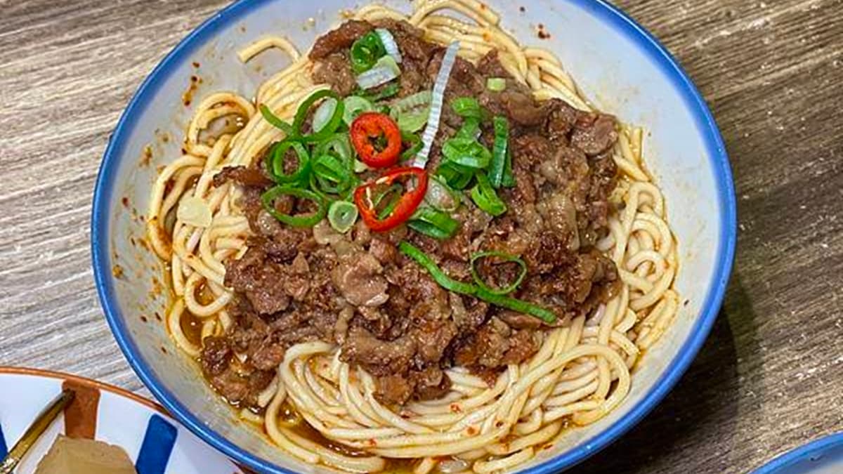 「手切威士忌牛肉拌麵」將牛肉肉燥拌入Q彈有勁的麵條，吃起來鹹香微辣不膩口。（圖片來源：蛋寶趴趴go）
