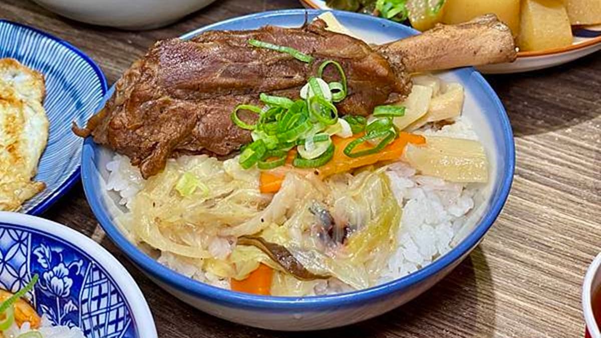「家傳爛肉飯」帶骨的豬蹄膀軟嫩不乾柴，輕輕一咬就骨肉分離。（圖片來源：蛋寶趴趴go）