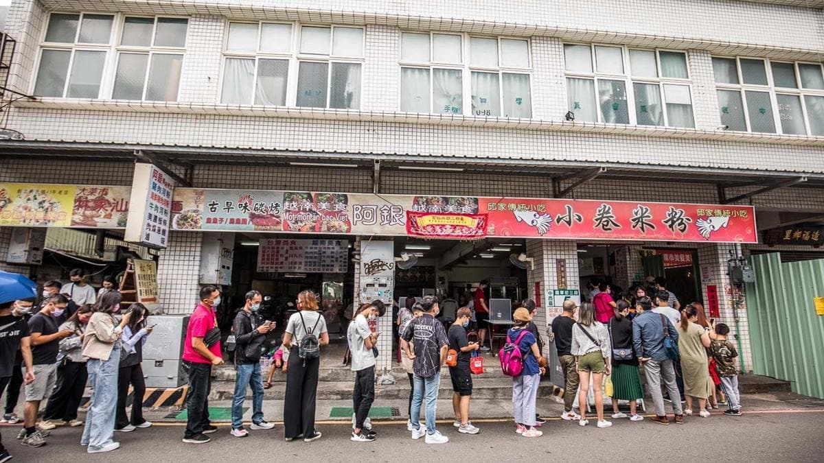「邱家小卷米粉」是台南必吃美食，一開店就大排長龍。（圖片來源：大手牽小手玩樂趣）