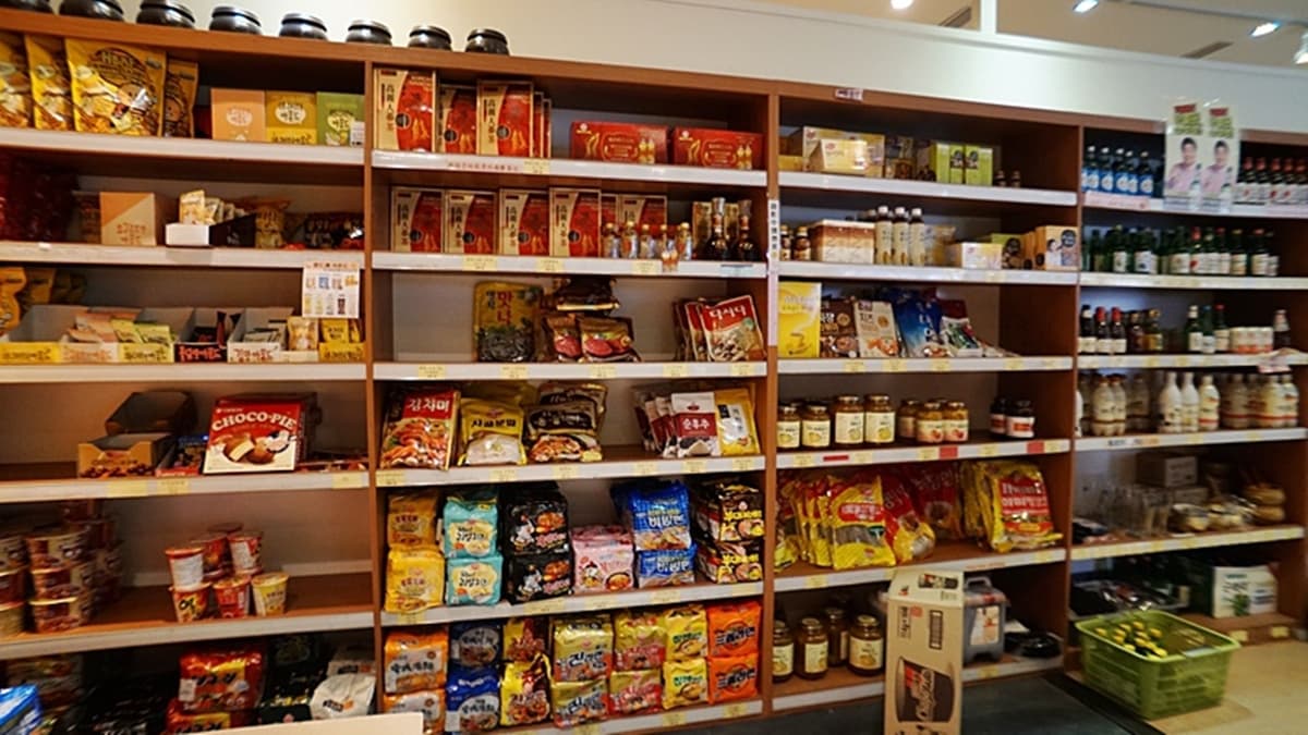 店家賣的東西還挺多，包括韓國調味料、泡麵、零食等。（圖片來源：PEKO の Simple Life）