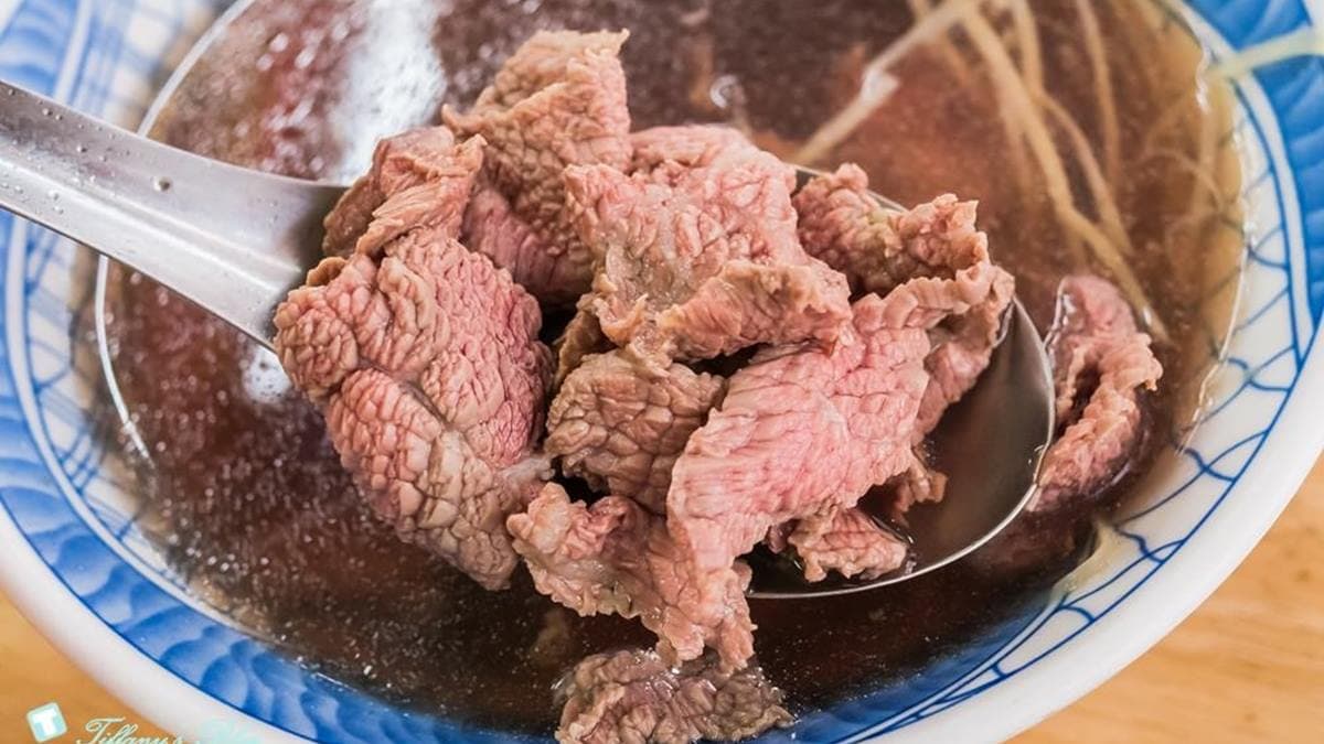 店家的牛肉特意切成比較小塊，口感屬於帶點咬勁。（圖片來源：小佳的幻想世界）
