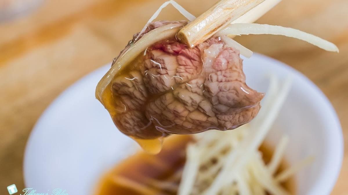 上桌時牛肉是呈現粉紅色的，可以搭醬油膏和薑絲一起吃。（圖片來源：小佳的幻想世界）