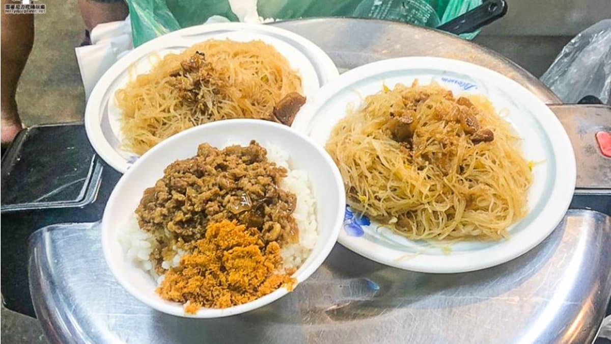 肉燥飯、米粉都是饕客必點。（圖片來源：跟著尼力吃喝玩樂）