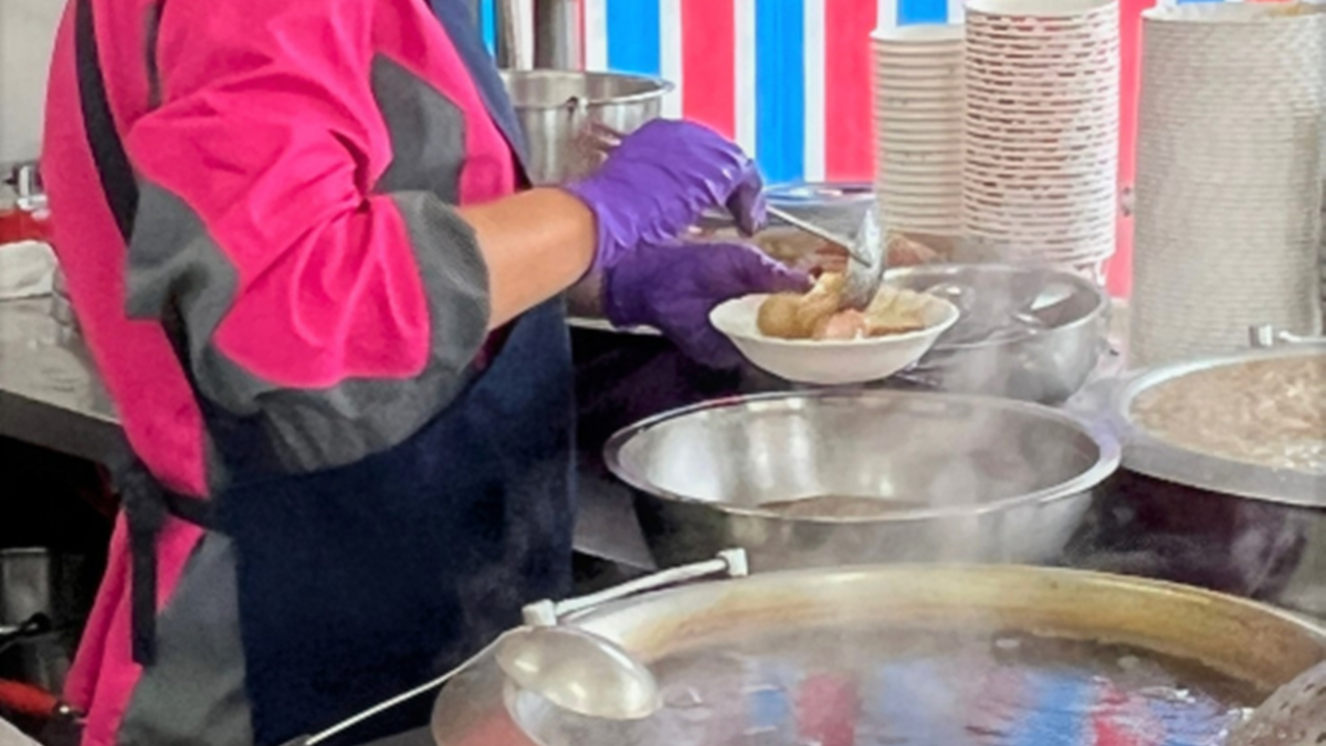 鍋爐上一鍋鍋冒著煙的甜品很暖活。（圖片來源：參陸小姐過日子）