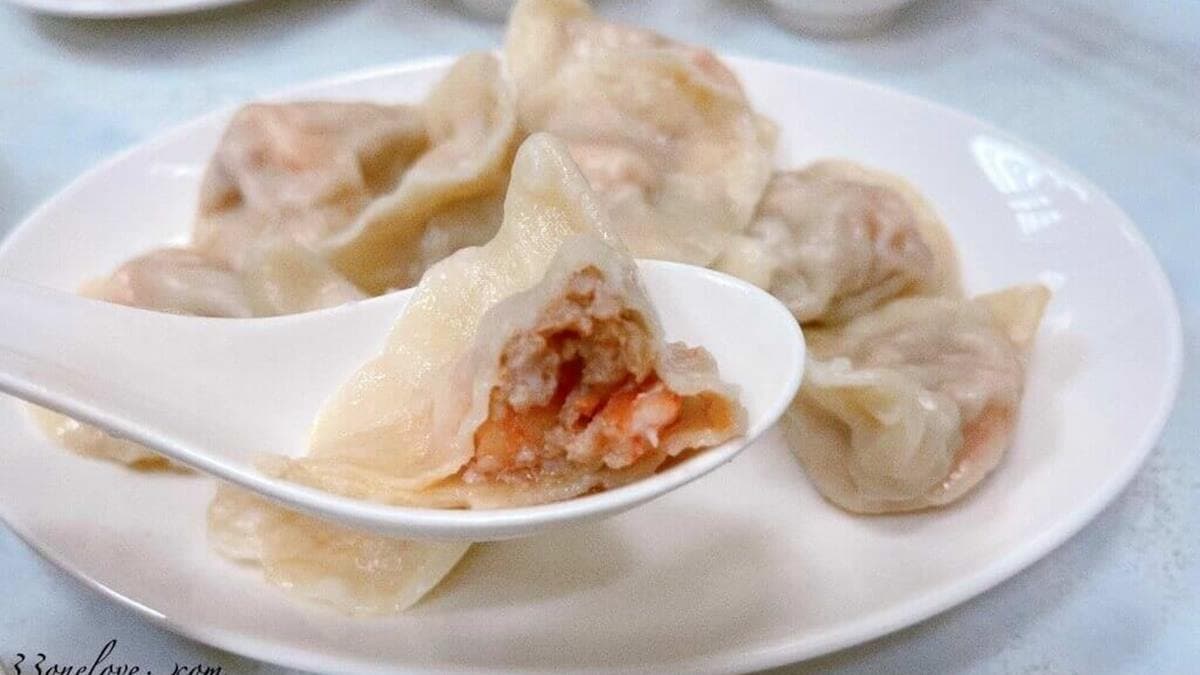 超三鮮水餃內餡包入活蝦和紅蟳，一口咬下就有鮮甜味。（圖片來源：閃閃玩樂）
