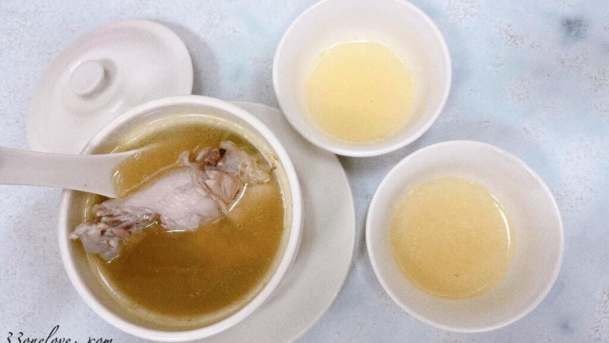 雞湯內的雞肉都已燉到骨肉分離，非常軟嫩，喝得到滿滿膠質。（圖片來源：閃閃玩樂）