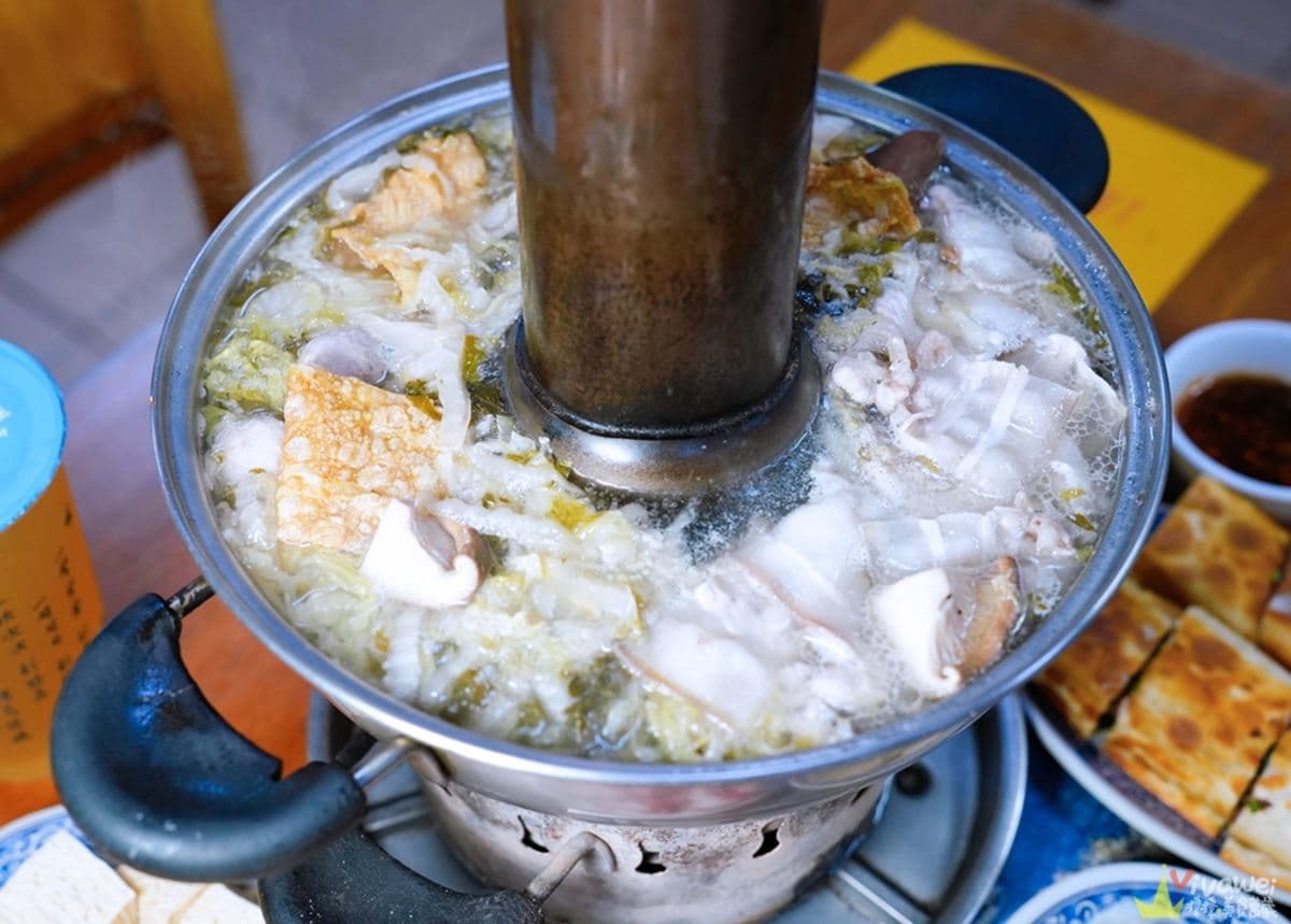１人不到70元！高CP值「酸菜白肉鍋」好評近2000則，手工水餃、捲餅都必點
