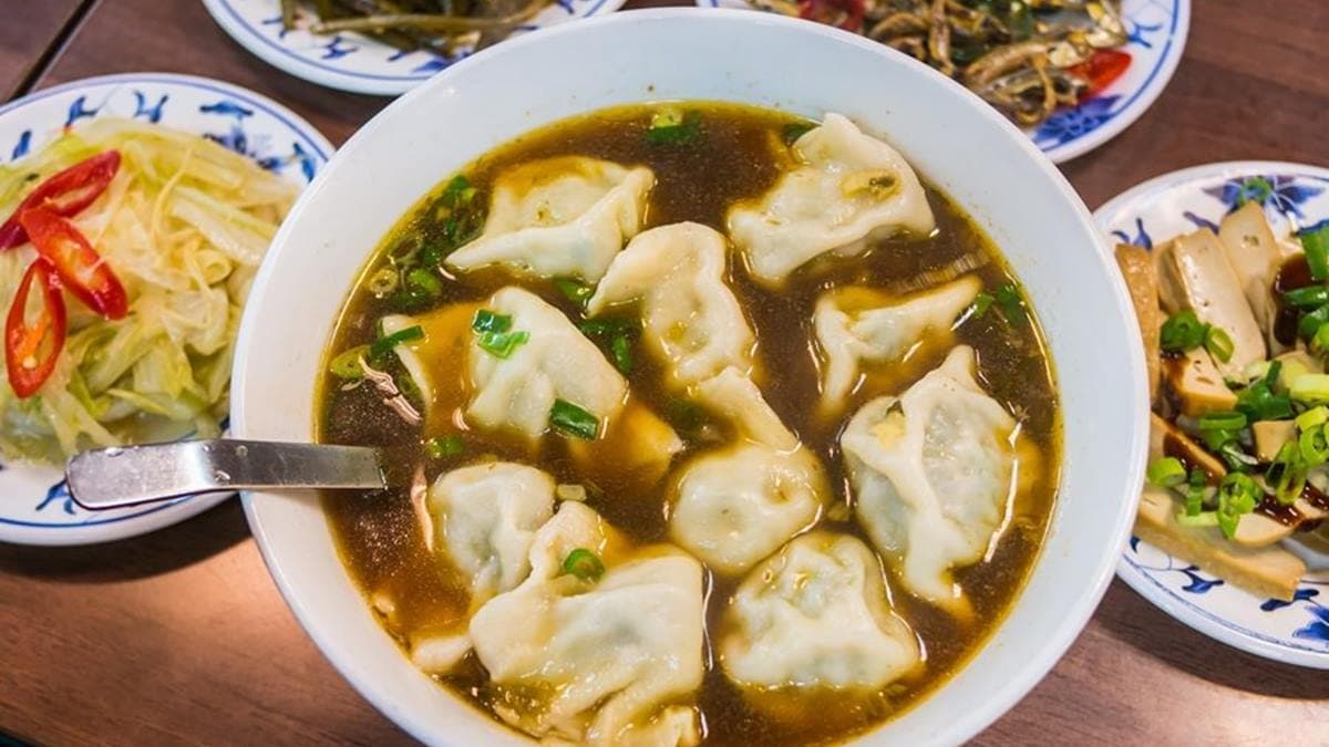 在地人必點「牛肉湯餃」，每碗有10顆水餃。（圖片來源：小佳的幻想世界）