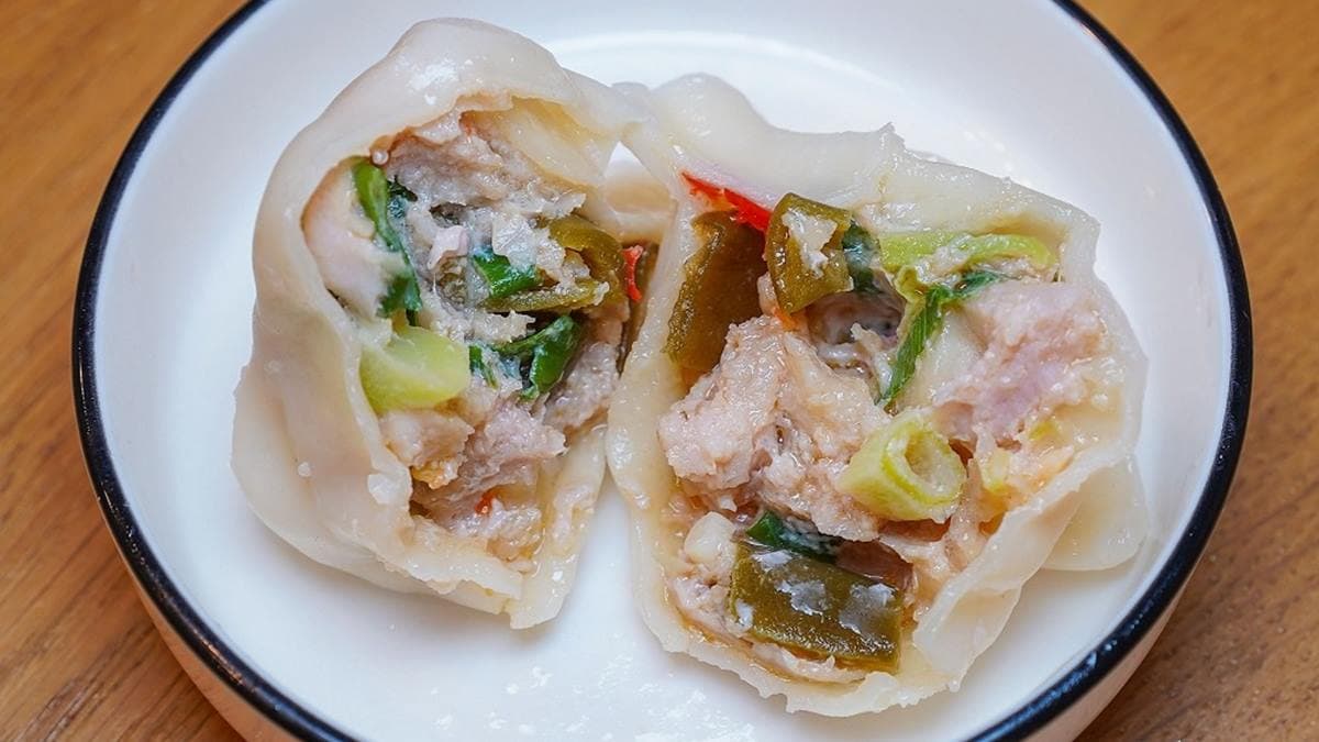 剝皮辣椒水餃是店內人氣口味，內餡還有瓠瓜增加清脆的口感。（圖片來源：剎有其食）
