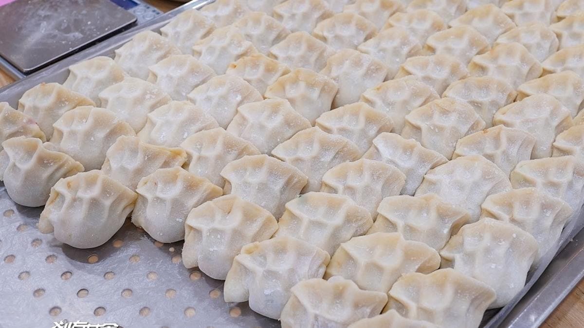 手工包出的水餃造型很可愛，外皮也很Q彈。（圖片來源：剎有其食）