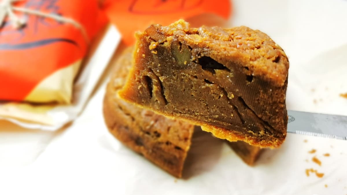烤年糕吃起來Ｑ軟細密厚實，搭配脆脆的核桃，口感豐富不單調。（圖片來源：靈王問路）