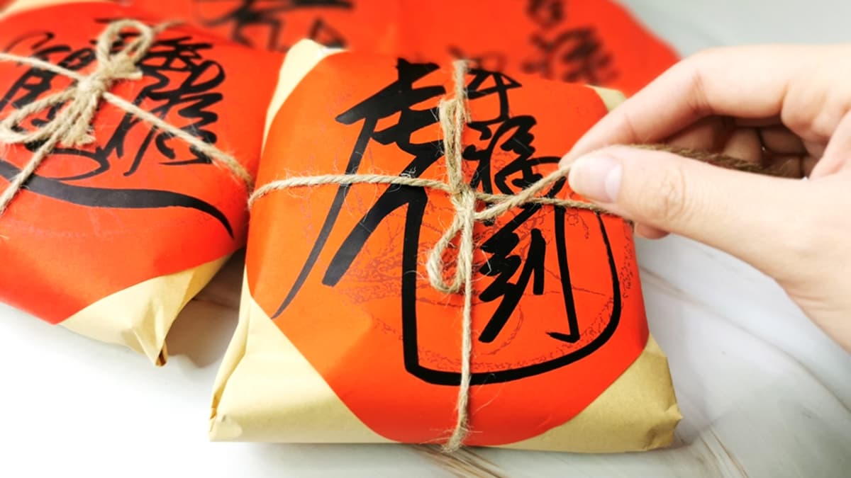 年節禮盒黑糖核桃烤年糕，外包裝上是由老闆親筆寫的書法。（圖片來源：靈王問路）
