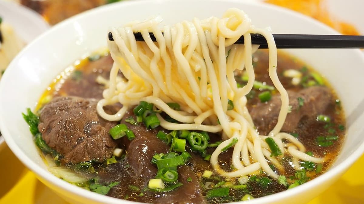 「筋肉麵」麵條吸附滿滿的湯汁，吃起來滑溜順口。（圖片來源：加小菲愛碎碎唸）