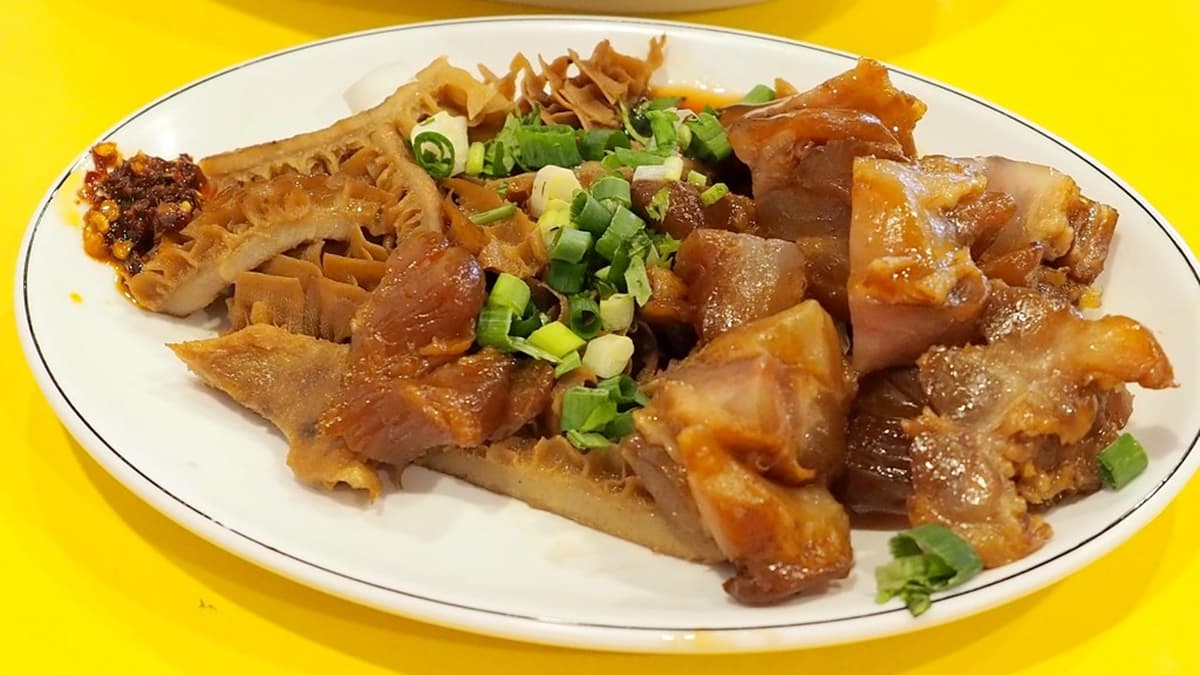 「牛筋＋牛肚雙拼」牛筋滷到透亮，軟嫩好入口且相當夠味。（圖片來源：加小菲愛碎碎唸）