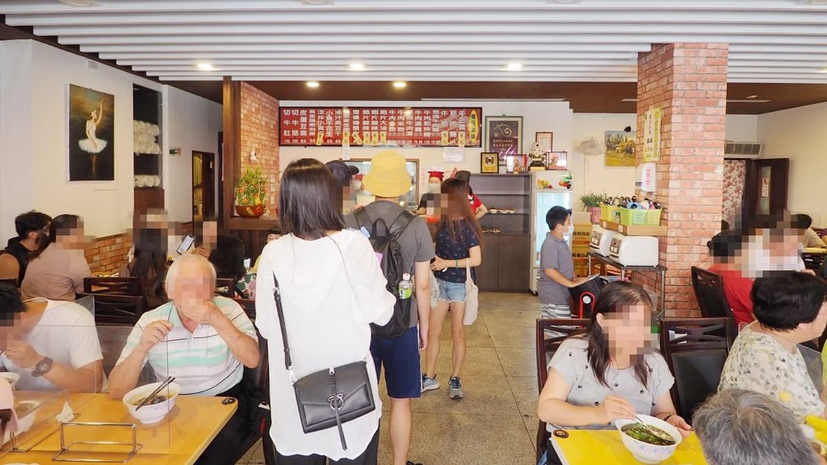 店內座位還不少，加上戶外的大約也有三、四十個左右。（圖片來源：加小菲愛碎碎唸）