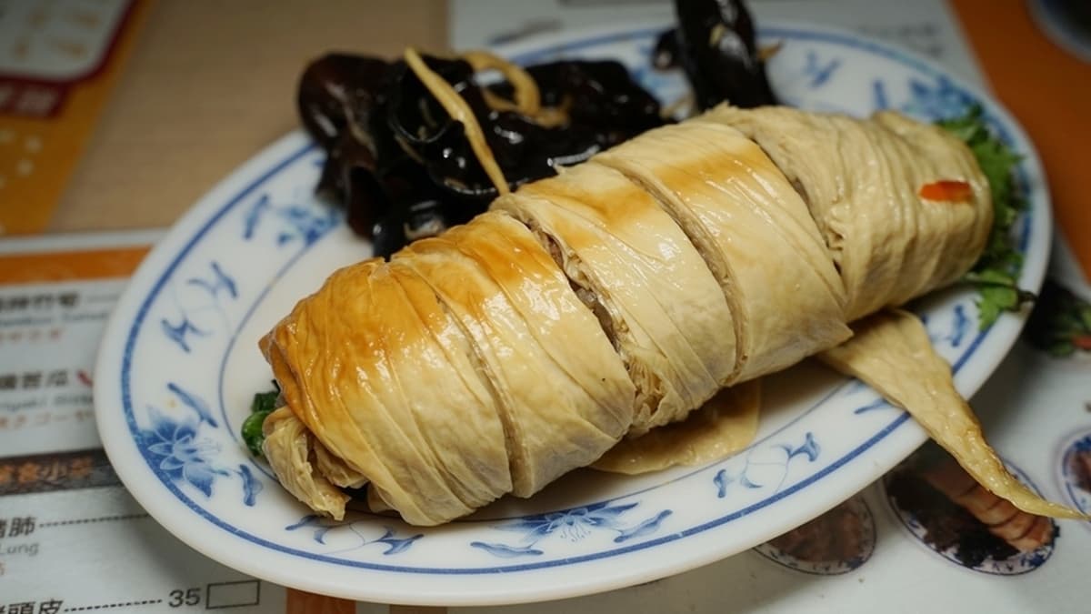 「香菜捲」一入口就可以感受到明顯的煙燻味，豆皮口感非常軟嫩，中間夾了滿滿的內餡。