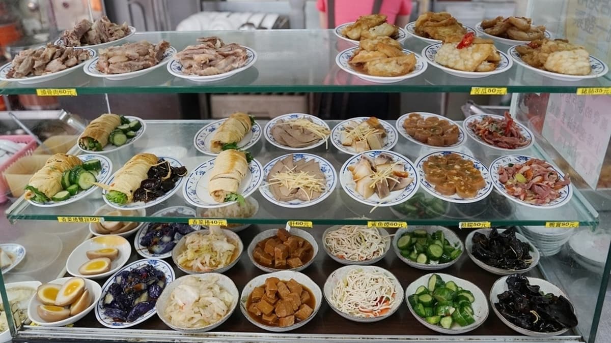 門口的小菜櫃種類豐富，每一種都想拿來試試。（圖片來源：東蛙池塘）