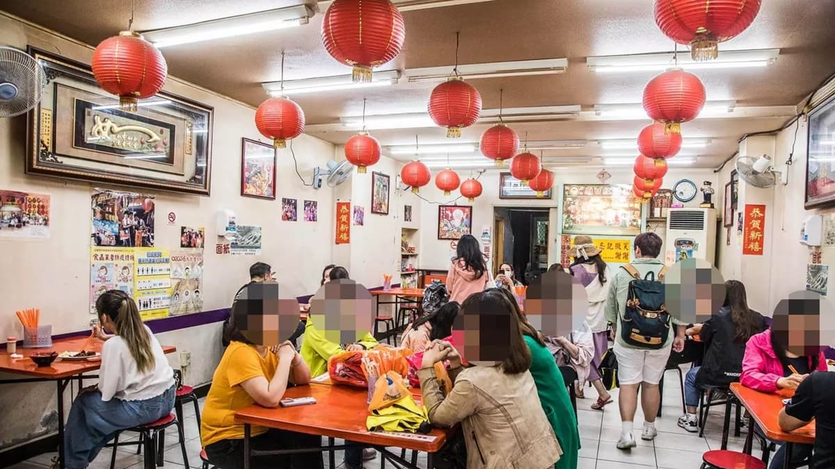 店面保留擺攤時的餐車樣式，很有廟口的感覺。（圖片提供：大手牽小手。玩樂趣）