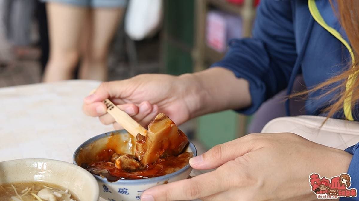 印著一味品字號的竹片勺，是吃碗粿最傳統的餐具。（圖片來源：熱血玩台南。跳躍新世界）