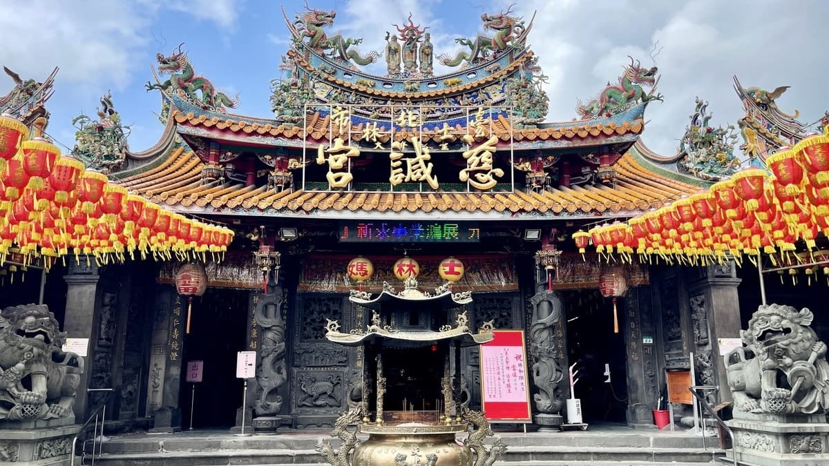 「慈諴宮」前面的大南路及大東路一帶，是士林夜市比較有人氣的地段。（圖片來源：貓大爺）