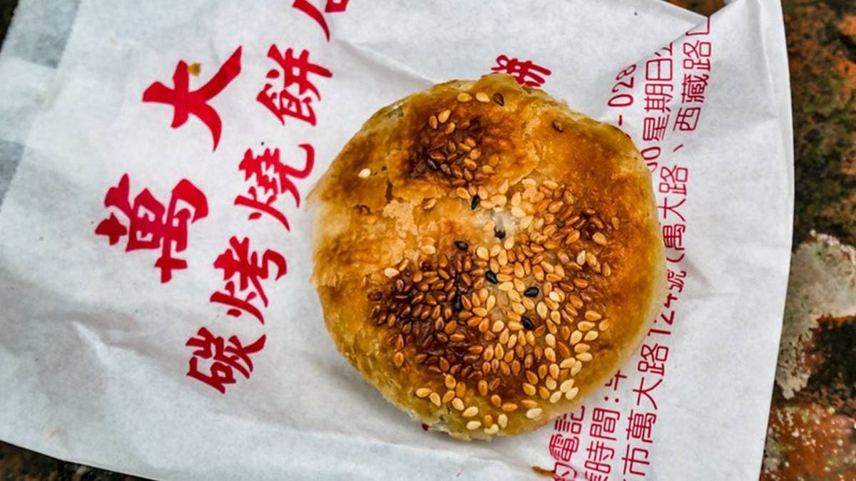 甜的蟹殼黃裡面是紅豆餡而不是空心的，口味相當特別。（圖片來源：鄉民食堂）