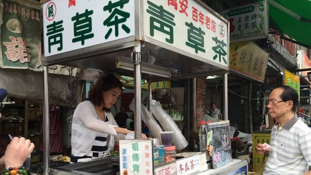 以前民眾會在龍山寺求藥籤，再到青草巷請店家配出所需的青草茶。（圖片來源：旅充小日子）