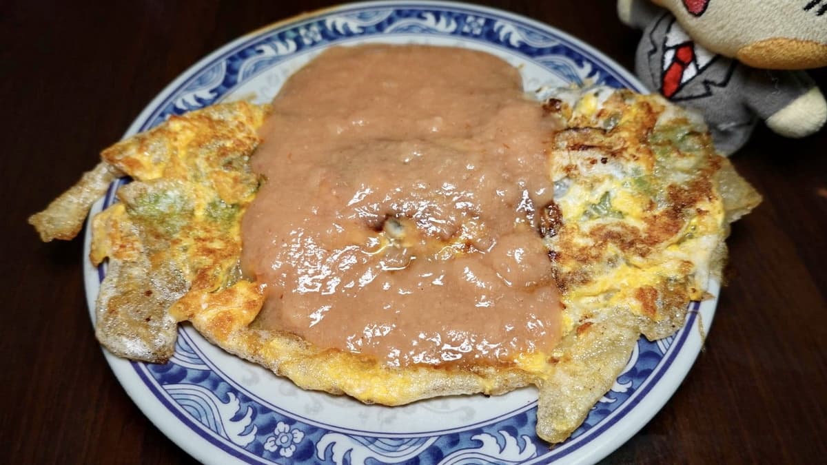 「蚵仔煎」是一定要吃的，店家用的粉漿多，做出來的蚵仔煎分量足（圖片來源：貓大爺部落格）