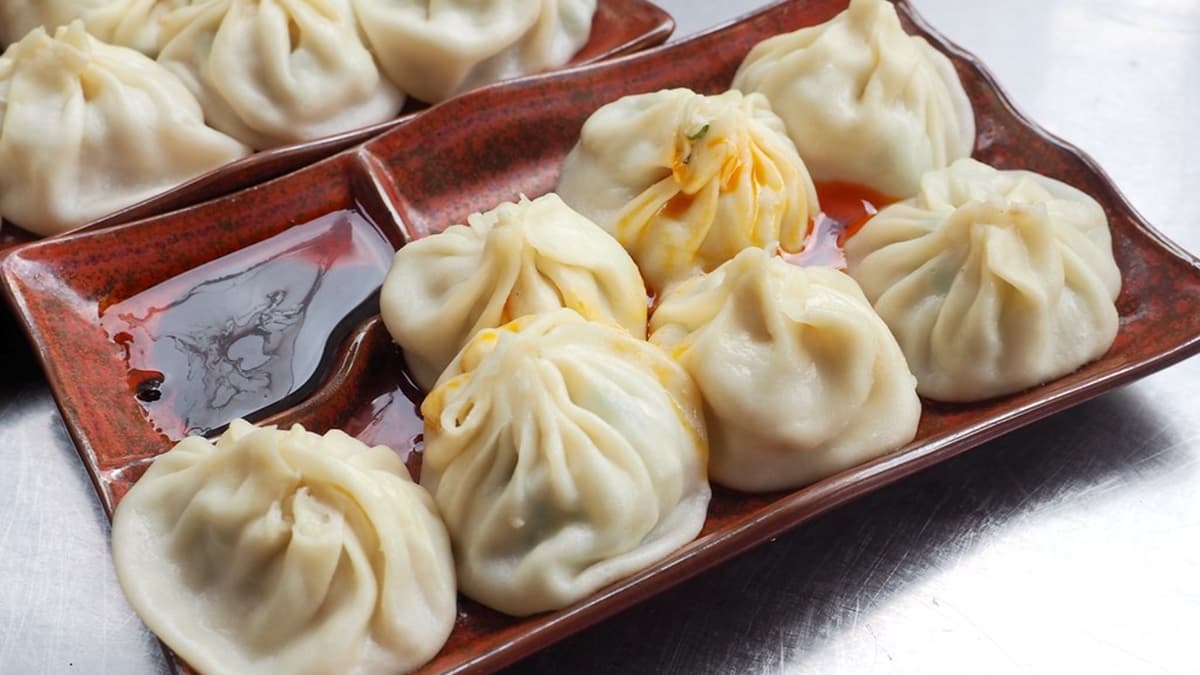 「御冠園鮮肉湯包專賣店」是中原夜市的必吃美食之一。（圖片來源：加小菲愛碎碎唸）