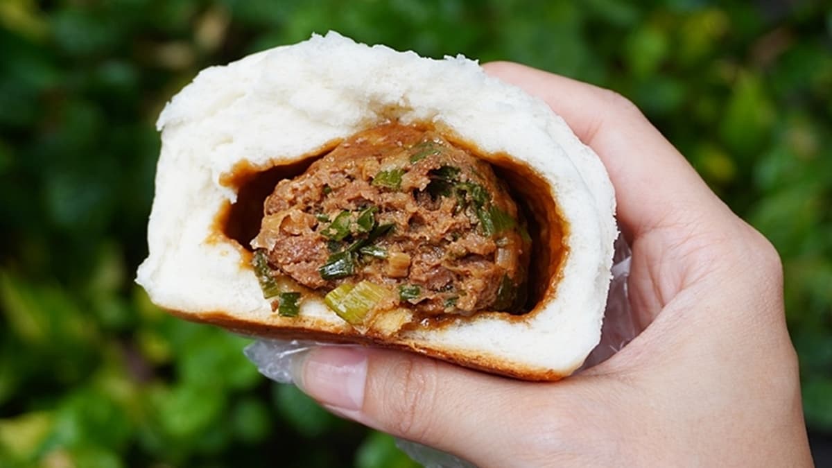 「蔥燒包」是單面煎的包子，肉餡大口咬下還會噴汁。（圖片來源：PEKO の Simple Life）