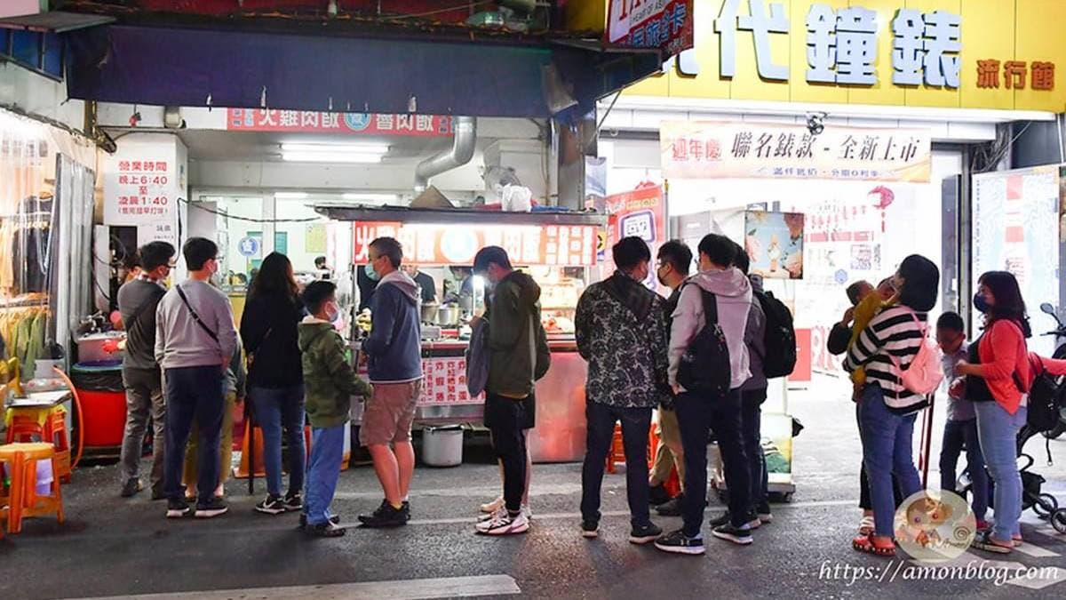 阿霞火雞肉飯」是文化路夜市美食中的超人氣排隊店。（圖片來源：阿mon世界趴趴走）