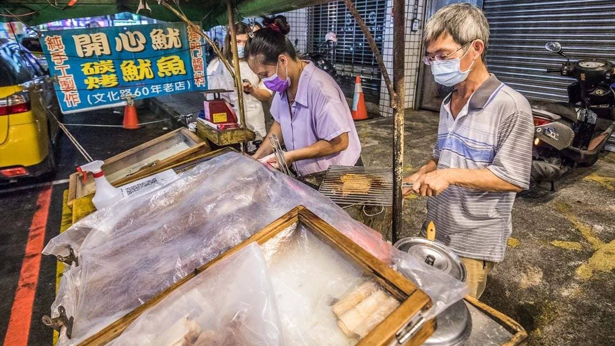 「開心魷碳烤乾魷魚」是飄香一甲子的老攤。（圖片來源：大手牽小手玩樂趣）
