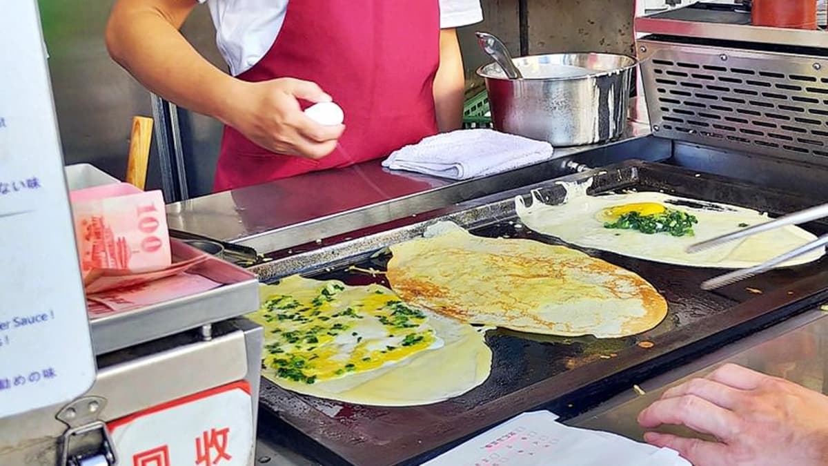 「明倫蛋餅」是逢甲夜市排隊小吃。（圖片來源：晴天散步）