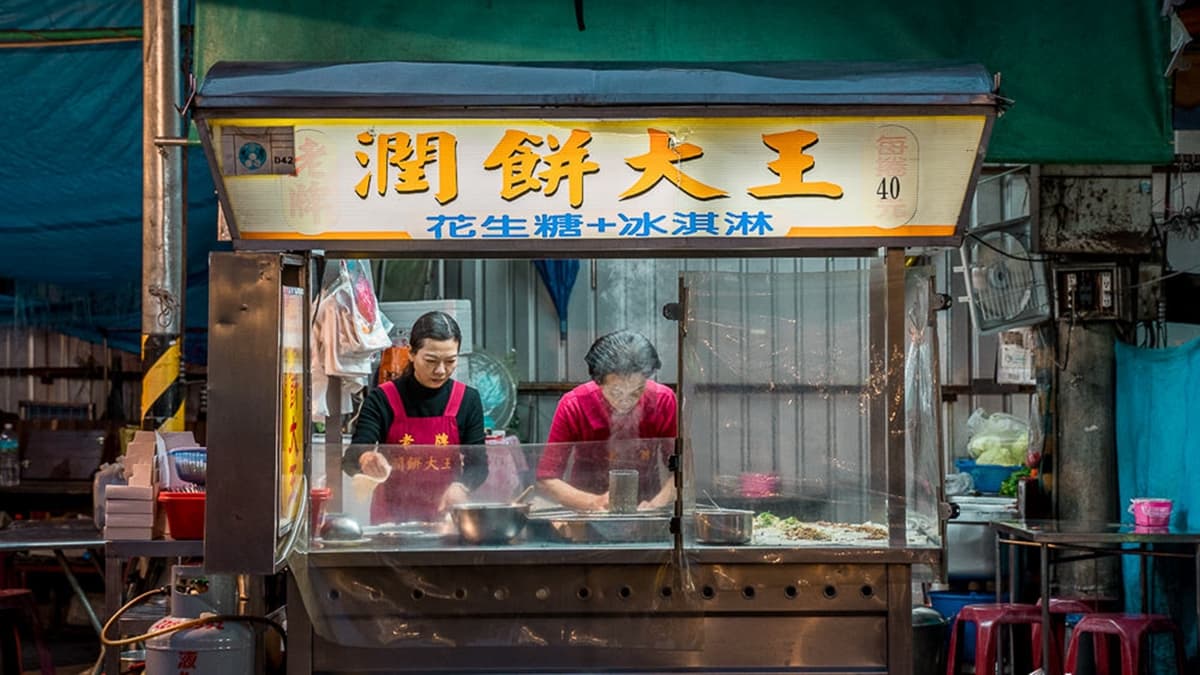 「老牌潤餅大王」被台中鄉親們列為來忠孝夜市必吃的美食之一。（圖片來源：剎有其食）