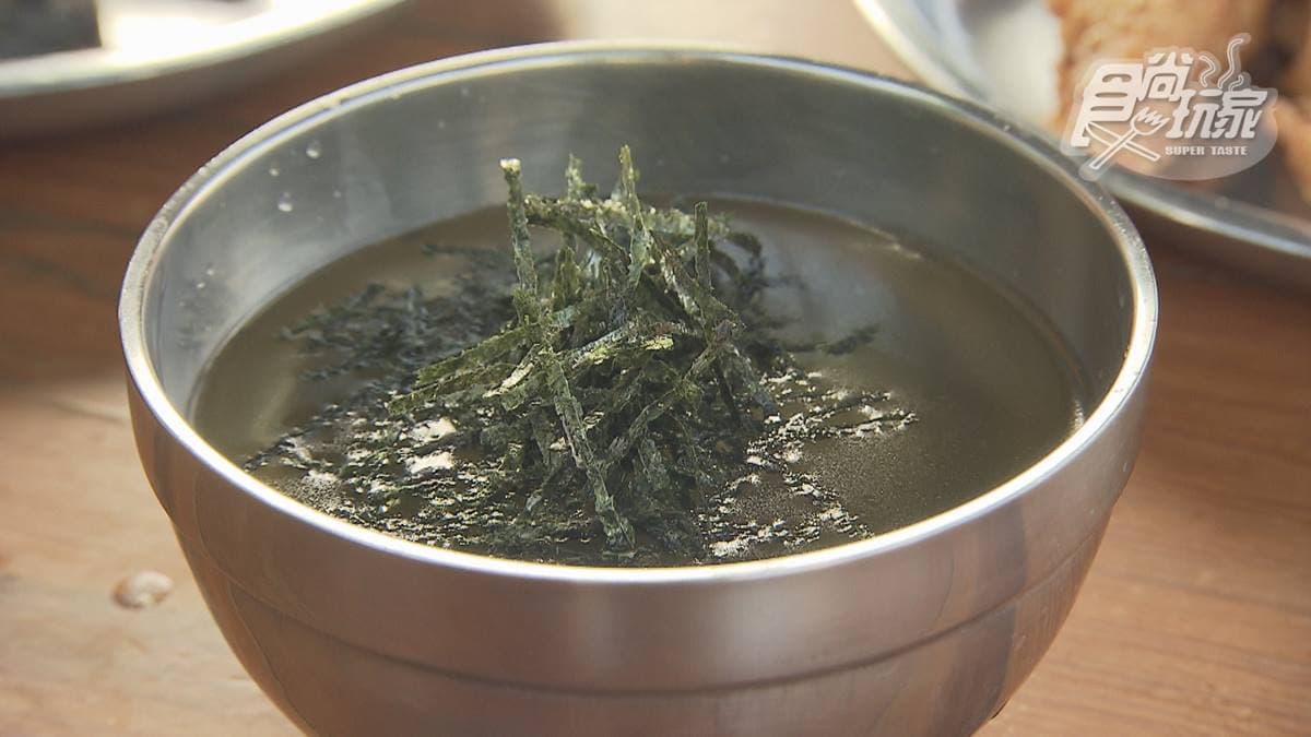 關東煮湯頭加入柴魚、昆布、蘿蔔，精心熬煮10小時。