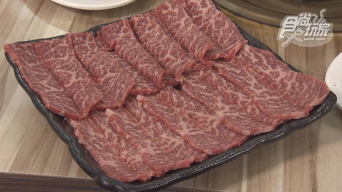 霜降牛肉只需要簡單涮一下，不沾醬就很好吃。