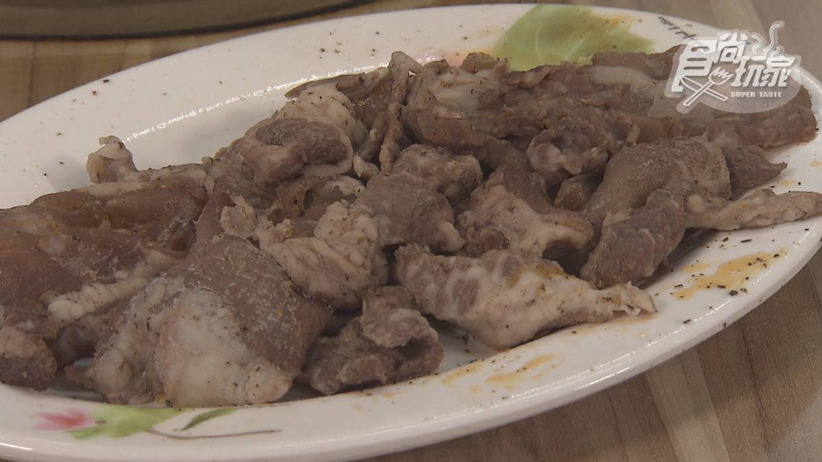 麻辣半筋肉選用美國安格斯牛，口感帶有些微咬勁。