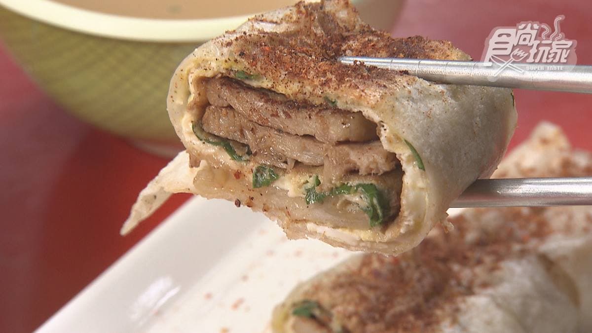 「九層塔燒肉蛋餅」上頭撒了滿滿的孜然粉。