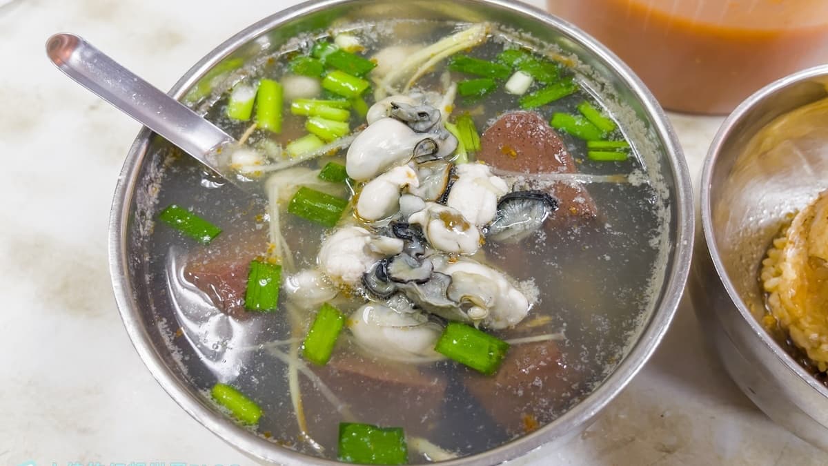 「雙拼湯」內含蚵仔跟豬血，給料完全不小氣，蚵仔超新鮮也滿大顆的。（圖片來源：小佳的幻想世界）
