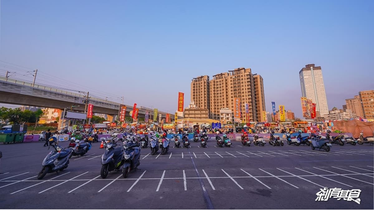 除了道路兩邊的停車位外，夜市兩側空地也設有汽、機車停車區。（圖片來源：剎有其食）