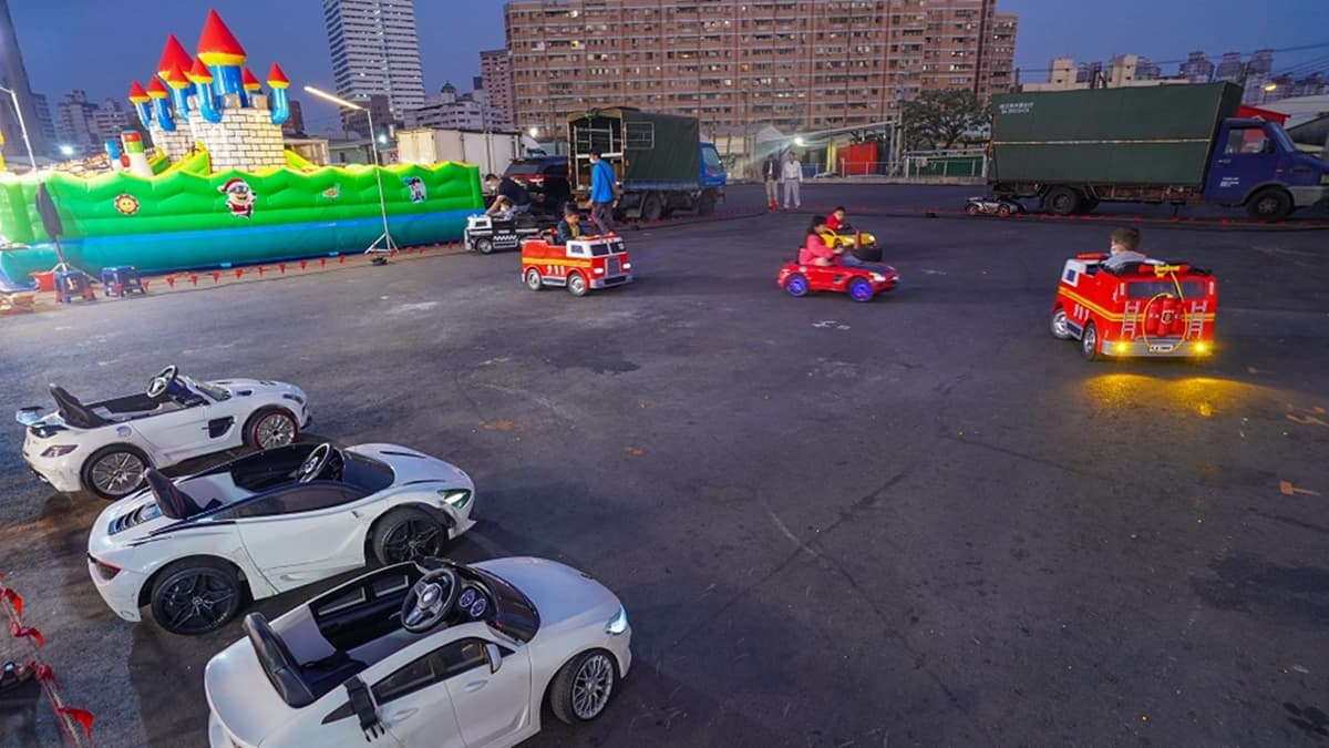遊樂區有氣墊迷宮、打彈珠、套圈圈等，還有電動車可以玩。（圖片來源：剎有其食）